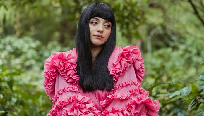 Mon Laferte estrena  el video de “Amigos simplemente” en exclusiva para Facebook