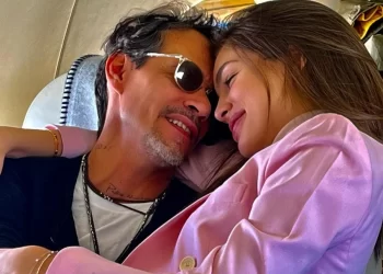 Marc Anthony se comprometió con novia de 23 años