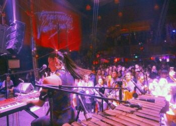 Francisca Valenzuela, la cantautora chilena, lanzó su esperado nuevo álbum “Vida tan Bonita”