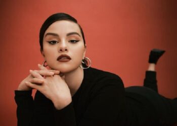 Selena Gómez presenta podcast de salud, estrenos de series y líneas de maquillajes
