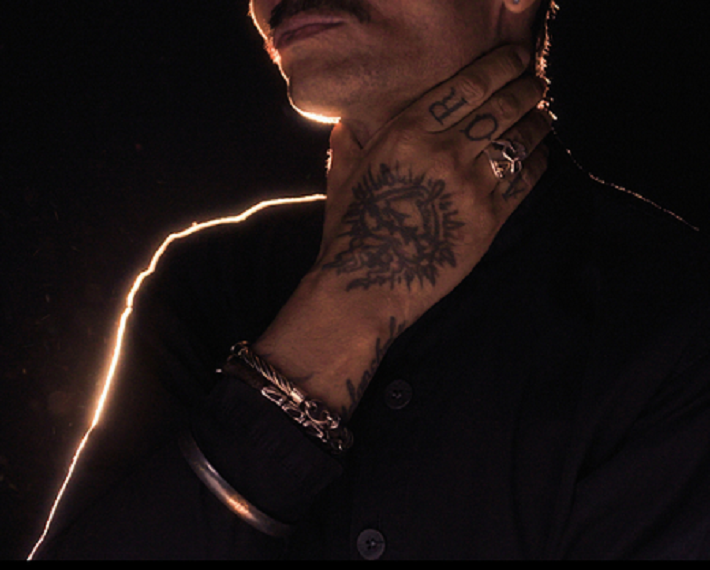 Draco Rosa estrena el video oficial de “Fragancia de una Flor”