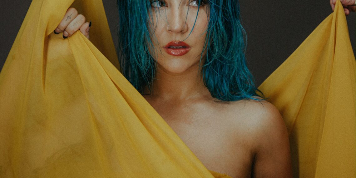 «Todo estará ‘bien'» es el nuevo sencillo de la estrella del pop punk Charlotte Sands