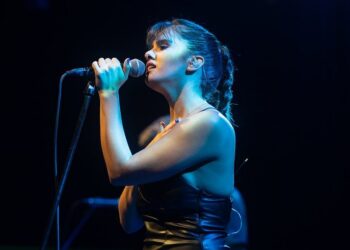 Camilú presenta «Una Lágrima y un Beso» con la voz invitada de Nahuel Pennisi