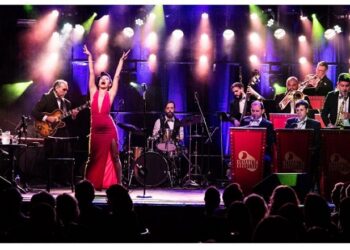 Elizabeth Karayekov vuelve con su big band y un show renovado al escenario de La Trastienda