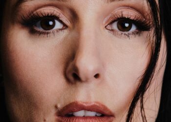 «Extraño», es el nuevo lanzamiento de Francisca Valenzuela