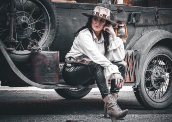 El álbum ‘Moonshine’ de Jayne Denham te golpea como un rayo blanco