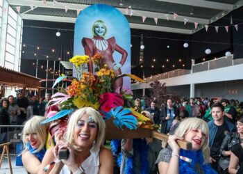 Raffaella Carrá, ‘canonizada’ en Zamora al ritmo de “Pedro, Pedro, Pedro”