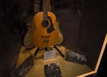 La guitarra perdida de John Lennon reaparece para batir récords de subasta