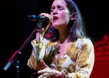 Julieta Venegas pone en pie a Cartagena en la primera noche de «La Mar de Músicas»