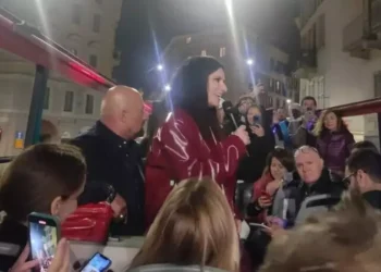 Laura Pausini lanzó «Ciao» desde un bus en Milán