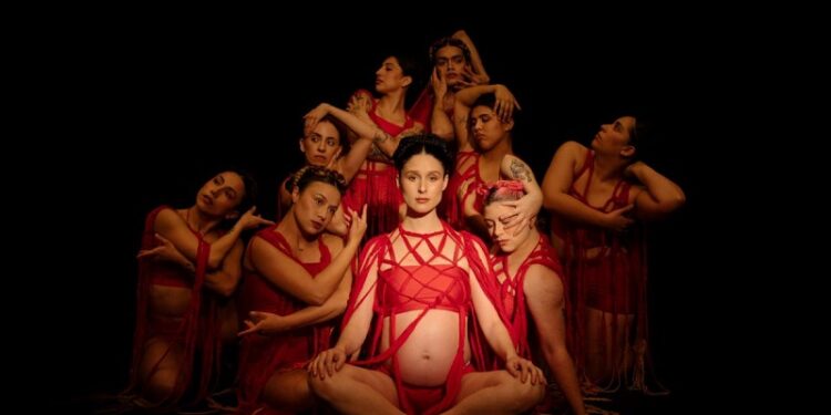 Francisca Valenzuela presenta “Raíces,” un himno transformador sobre el linaje y la conexión interior