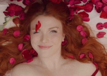 La estrella country Caylee Hammack continúa su ascenso con «Bed of Roses»