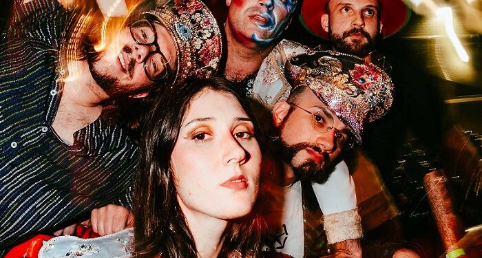 El grupo neoyorquino ECCE SHNAK vuelve con su continua exploración de nuestra vida moderna