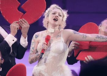 Mon Laferte estremece Latinoamérica con «Otra noche de llorar»