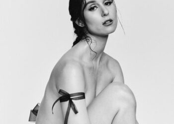 Francisca Valenzuela se afirma como voz global y estrena “Tira y afloja (afuera)”