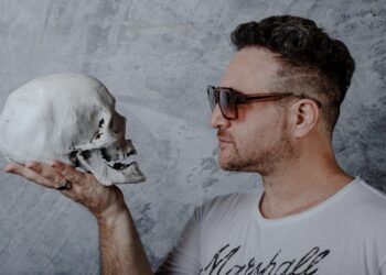 Jeffry Fischman inicia su etapa solista con “Alejándome de tí”