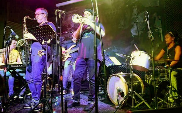 «Faro en la Luna» se presentará en el Café la Poesía