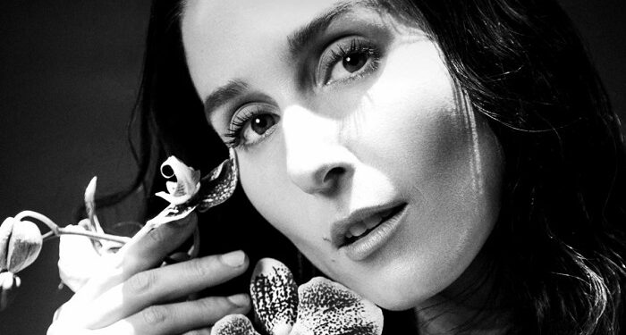 Francisca Valenzuela nos trae «Como la Flor»