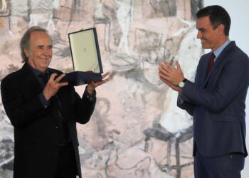 Joan Manuel Serrat fue condecorado