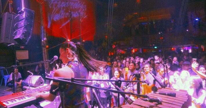 Francisca Valenzuela, la cantautora chilena, lanzó su esperado nuevo álbum “Vida tan Bonita”