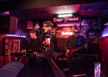 La Portuaria subió al escenario del Bar Rodney para uh homenaje por los treinta años de la canción