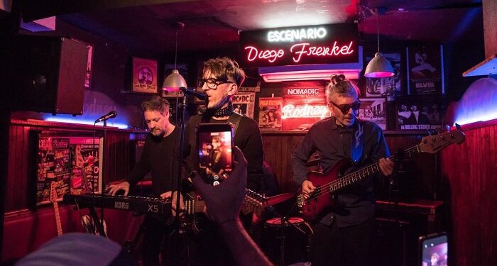 La Portuaria subió al escenario del Bar Rodney para uh homenaje por los treinta años de la canción