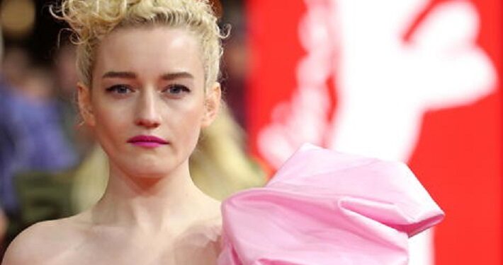 Julia Garner será Madonna