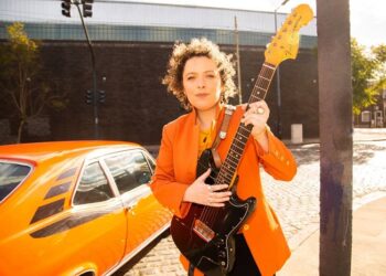 Sol Bassa le pone color e historias al rock y el blues tradicional con «Océano rojo»