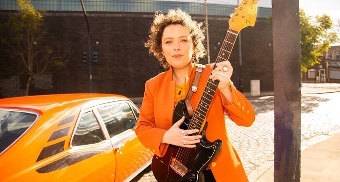 Sol Bassa le pone color e historias al rock y el blues tradicional con «Océano rojo»
