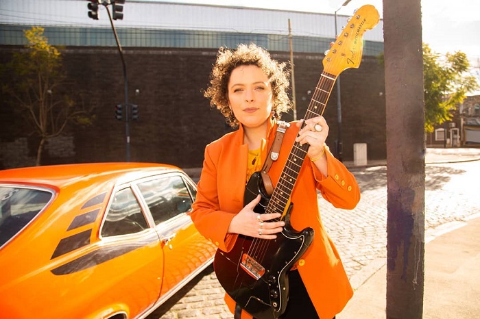 Sol Bassa le pone color e historias al rock y el blues tradicional con «Océano rojo»