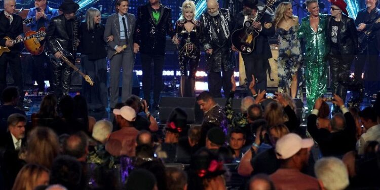 Dua Lipa, Kiki Dee y Brandi Carlile cantarán junto a Elton John en su último show en EEUU