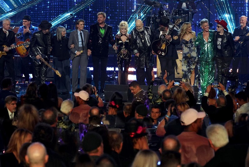 Dua Lipa, Kiki Dee y Brandi Carlile cantarán junto a Elton John en su último show en EEUU