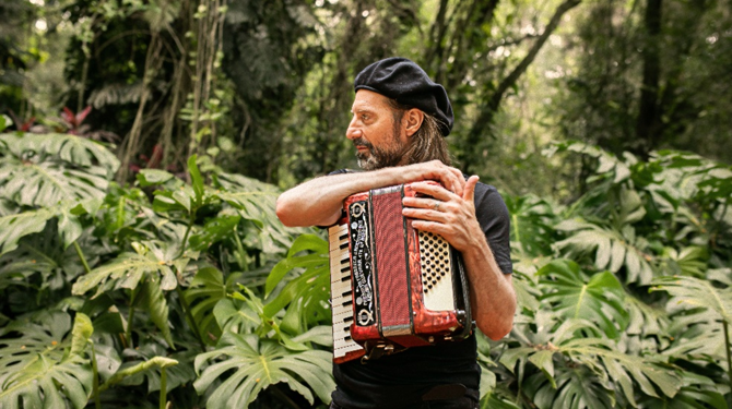 Chango Spasiuk lanza su primer single «Eiké ´Entrar en el alma´» con Gustavo santaolalla & Carlos Nuñez