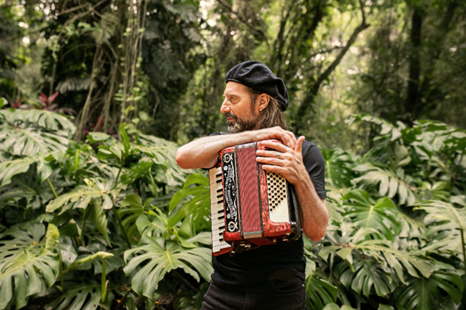 Chango Spasiuk lanza su primer single «Eiké ´Entrar en el alma´» con Gustavo santaolalla & Carlos Nuñez