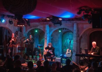 El ex Genesis Steve Hackett vuelve a unirse a los locales Genetics en el Luna Park