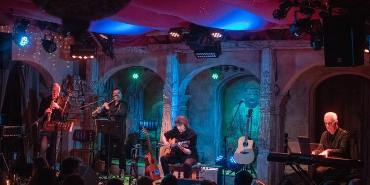 El ex Genesis Steve Hackett vuelve a unirse a los locales Genetics en el Luna Park