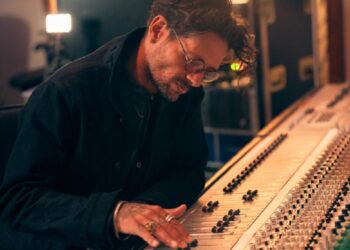 Draco Rosa reinventa su icónica canción titulada “blanca mujer” en dueto con Natalia Lafourcade