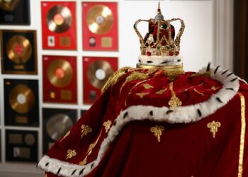 Los «tesoros» de Freddie Mercury, en una exposición previa a su subasta
