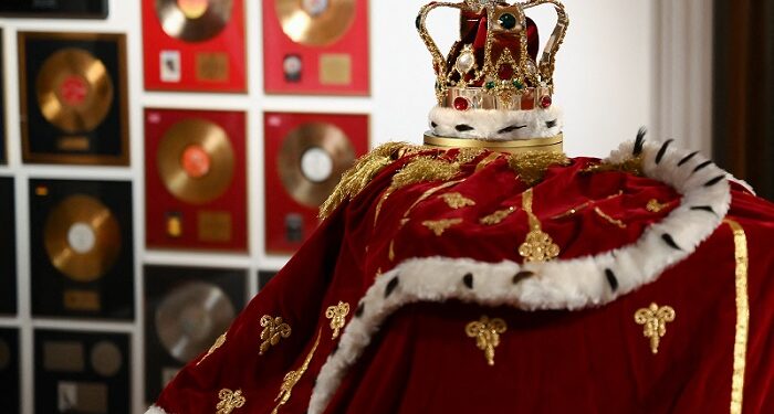 Los «tesoros» de Freddie Mercury, en una exposición previa a su subasta