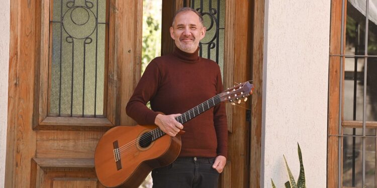 Las canciones del rosarino Martín Neri llegan a Palermo antes de su gira por Europa