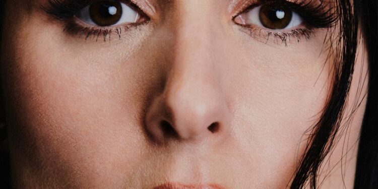 «Extraño», es el nuevo lanzamiento de Francisca Valenzuela
