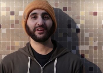 Nacho González  canta bajo el seudónimo de «El Pájaro Pez», y hoy presenta Parkour