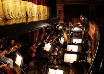 «Mozart en esencia» llega al teatro Avenida y hace resonar la música dl artista de un modo nuevo
