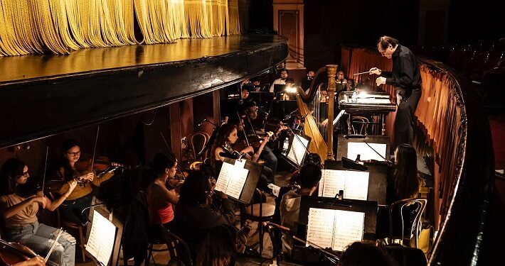 «Mozart en esencia» llega al teatro Avenida y hace resonar la música dl artista de un modo nuevo
