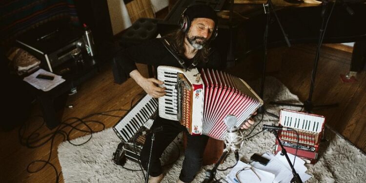 El Chango Spasiuk hace “taco y suela” en Niceto Club