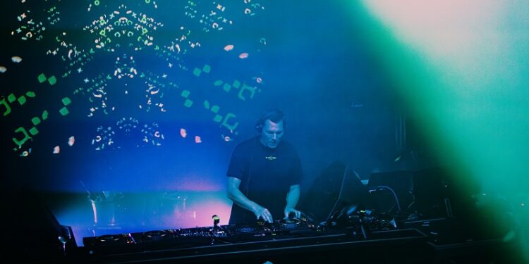 DJ Tiësto se une al grupo Rudimental y la cantautora Absolutely para el single «Waterslides»