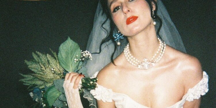Francisca Valenzuela presenta su nuevo video llamado “Adentro”