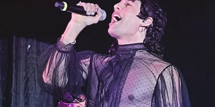 El español Leo Rizzi alista su disco debut girando por Argentina y llegando al Cosquín Rock