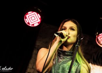 La cantautora Yami Safdie anuncia «De Reinas y Reyes», su primera gira nacional