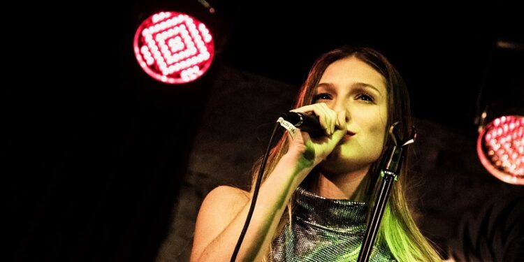 La cantautora Yami Safdie anuncia «De Reinas y Reyes», su primera gira nacional